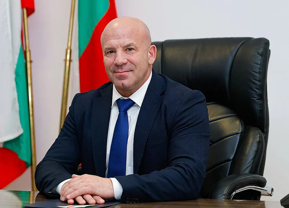 енчо керязов срещу хаоса: как държавните спортни обекти се превърнаха в частни хранилки