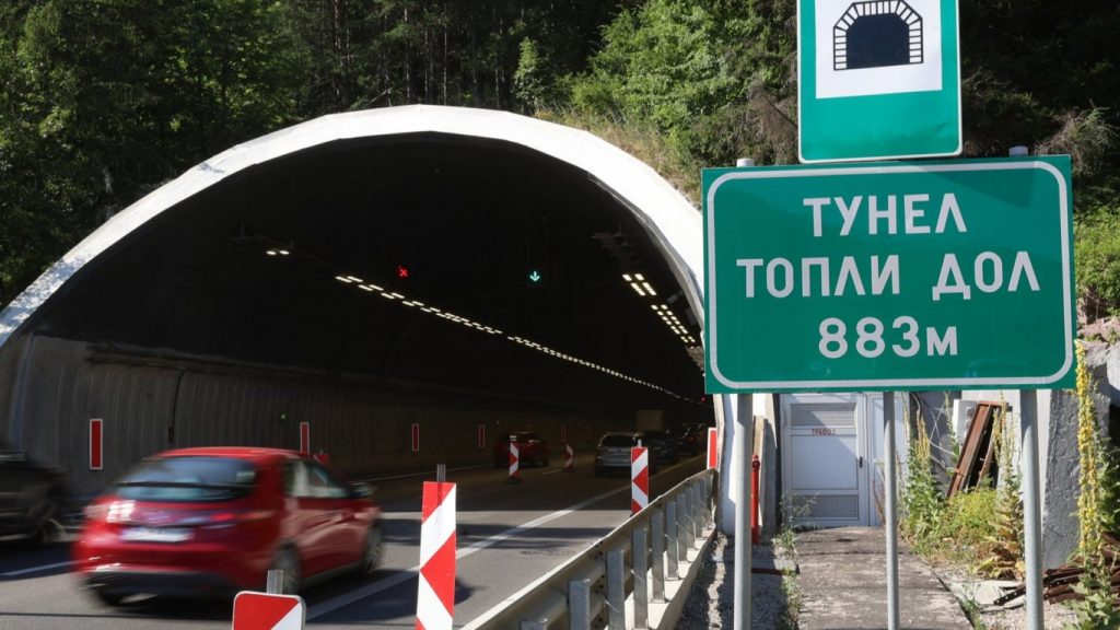 затруднено преминаване през тунел „топли дол“: аварирал тир блокира активната лента