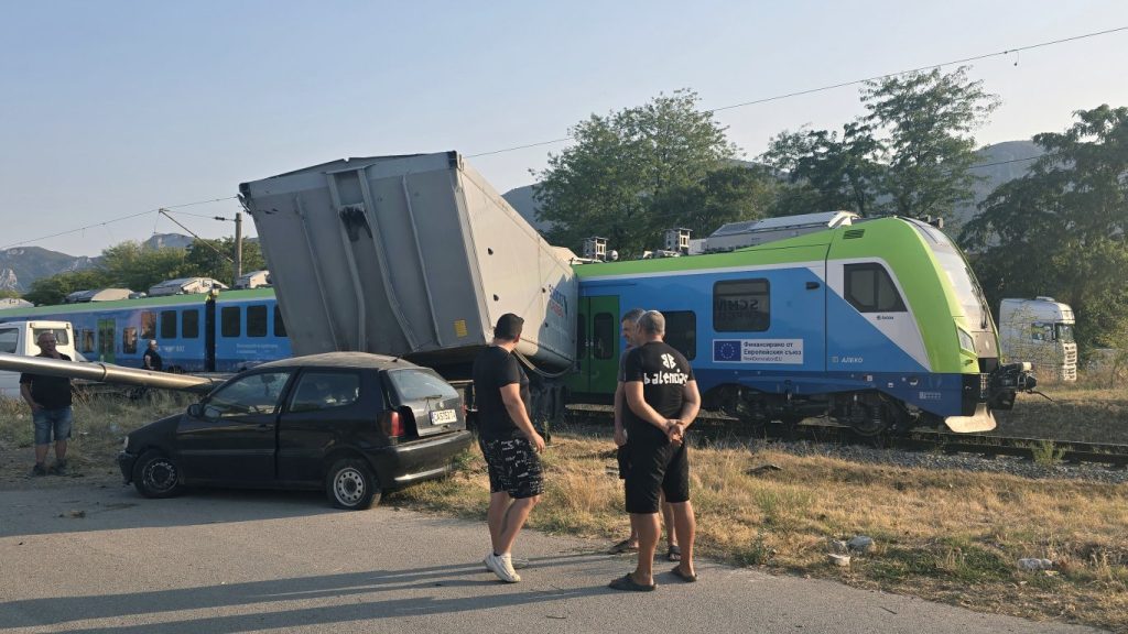 зловещ инцидент: влак помете камион край враца