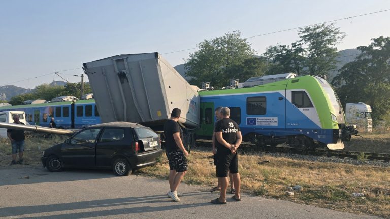 Зловещ инцидент: Влак помете камион край Враца