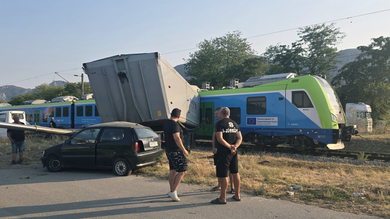 зловещ инцидент: влак помете камион край враца