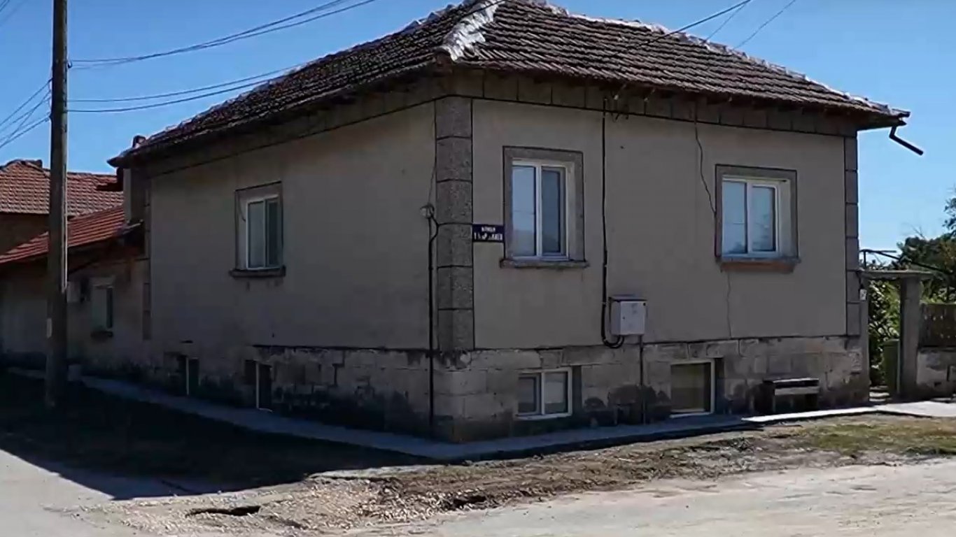 кошмар под основите: къща в русенско село потъва заради водопровод с 12 кръпки