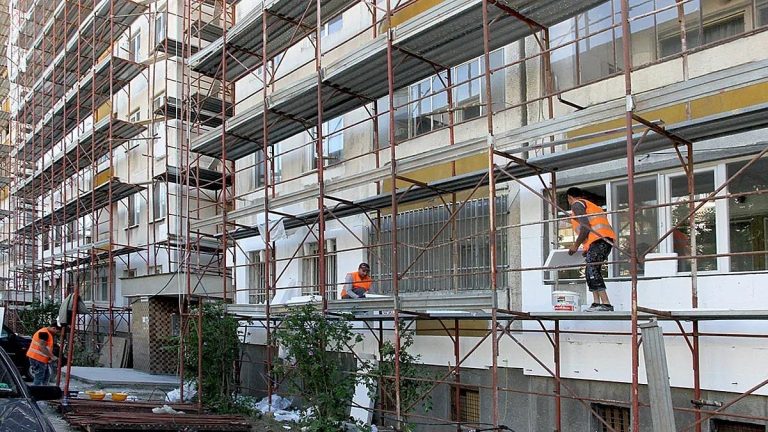 Край на студените зими: Стотици български блокове се преобразяват напълно безплатно
