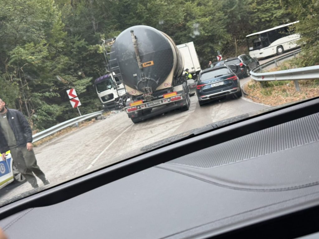 късмет в катастрофа: сблъсък на тежкотоварни автомобили край тича