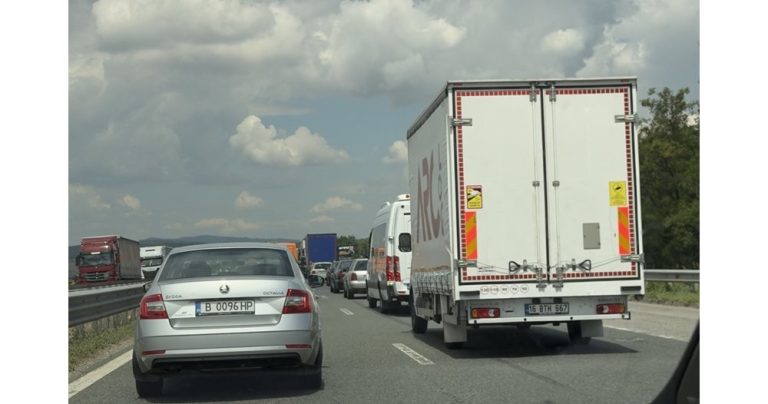 Късмет за водачите след сблъсък на четири коли на магистрала Тракия