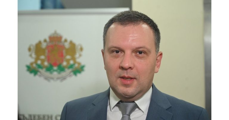 Министърът на правосъдието: Социалните мрежи не могат да бъдат съд