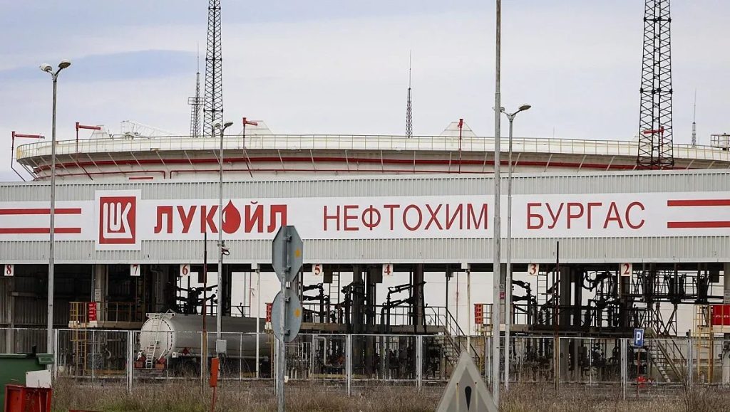 мистерията с бургаските миризми: „лукойл“ отрича замърсяване, но обещава действия