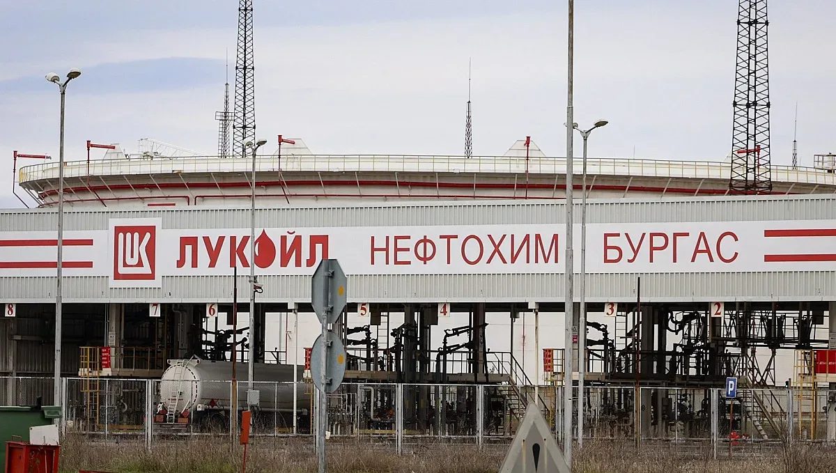 мистерията с бургаските миризми: „лукойл“ отрича замърсяване, но обещава действия