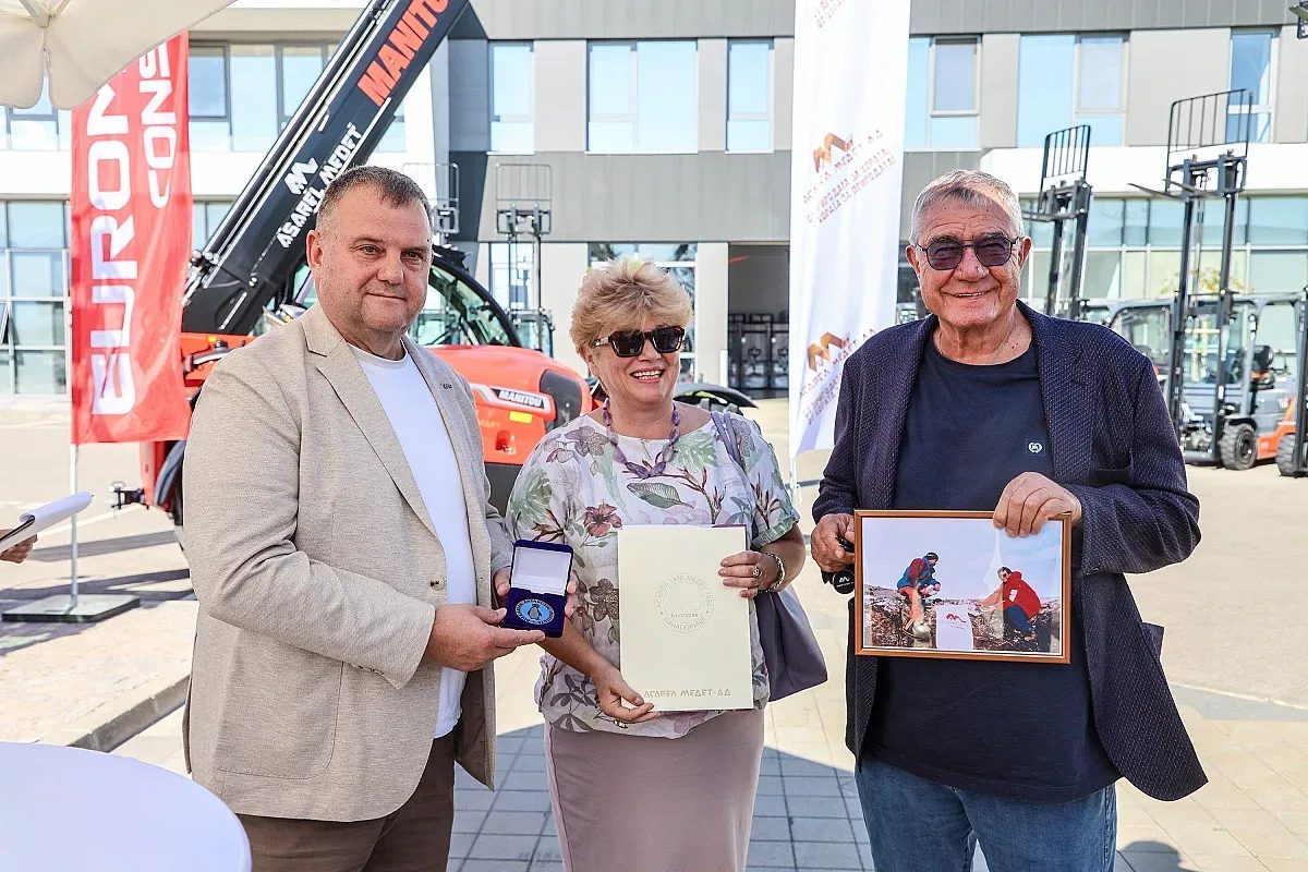 мощна техника от панагюрище потегля към ледовете на антарктида