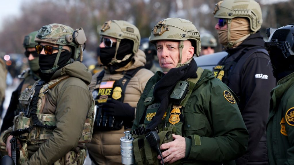 напрежение в остин: стрелба от агент на ice разпалва протести в тексас