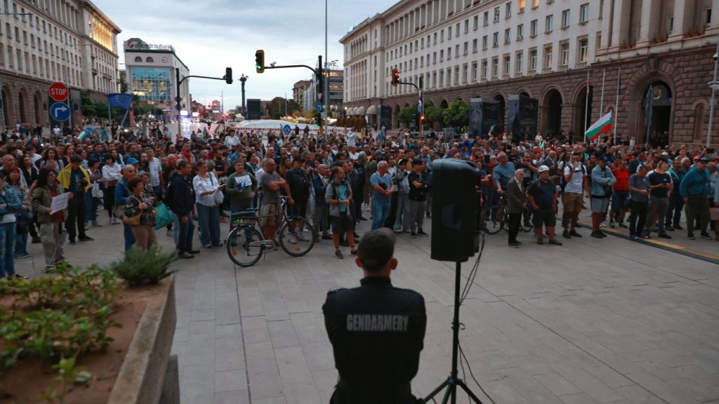 напрежение в триъгълника на властта: гражданите искат промяна
