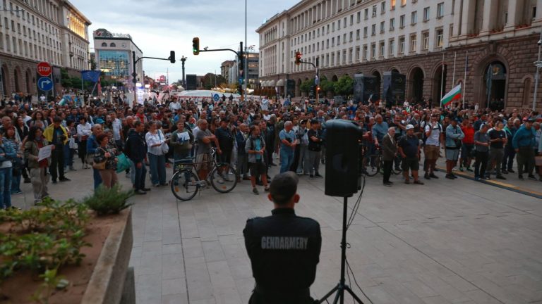 Напрежение в Триъгълника на властта: Гражданите искат промяна