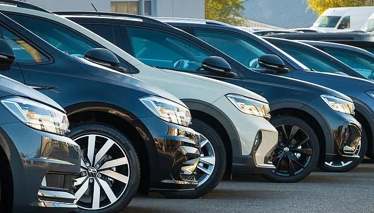 нов данъчен удар за феновете на мощните автомобили от 2025 година