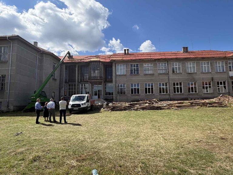Нов покрив за ОУ „Васил Левски“ в Стара река: Общината инвестира в сигурността на учениците