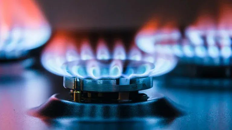 нов скок в сметките: природният газ поскъпва от октомври