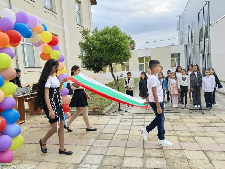 Нова Загора откри учебната година с усмивки и амбиции