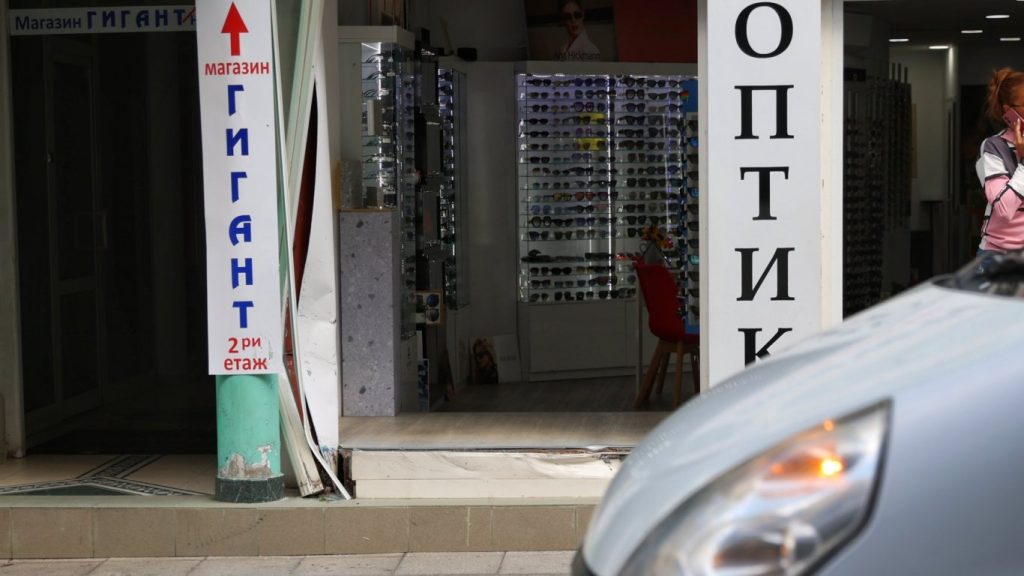 нощна драма в бургас: полицейска гонка завърши с патрулка във витрина