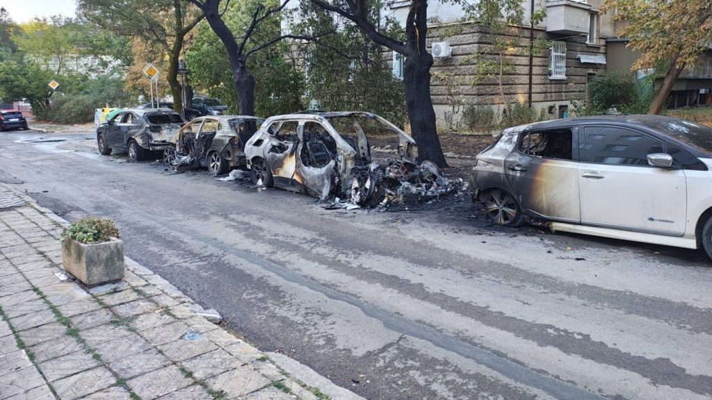 нощта на пламъците: 11 автомобила погълнати от огън в софия