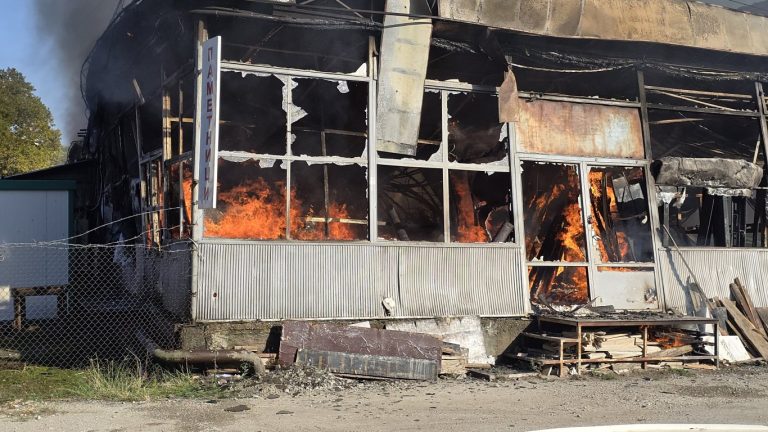 Огнен хаос в Свищов: Пожар обгърна производствени бази