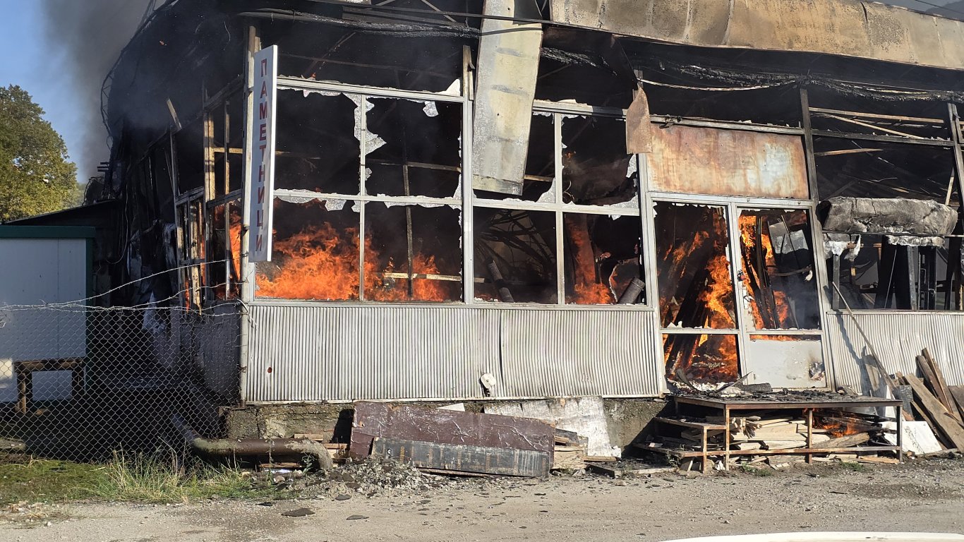 огнен хаос в свищов: пожар обгърна производствени бази