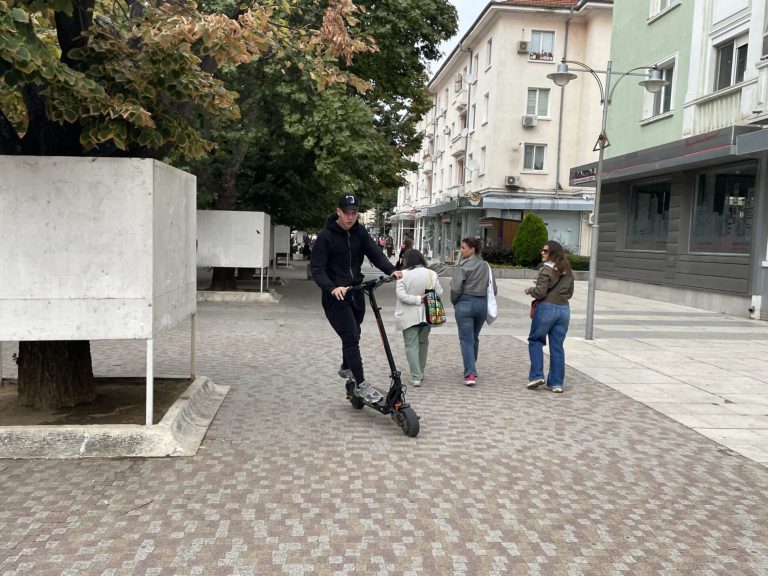 Опасност на две колела: Пешеходната зона в Сливен се превърна в импровизирана писта