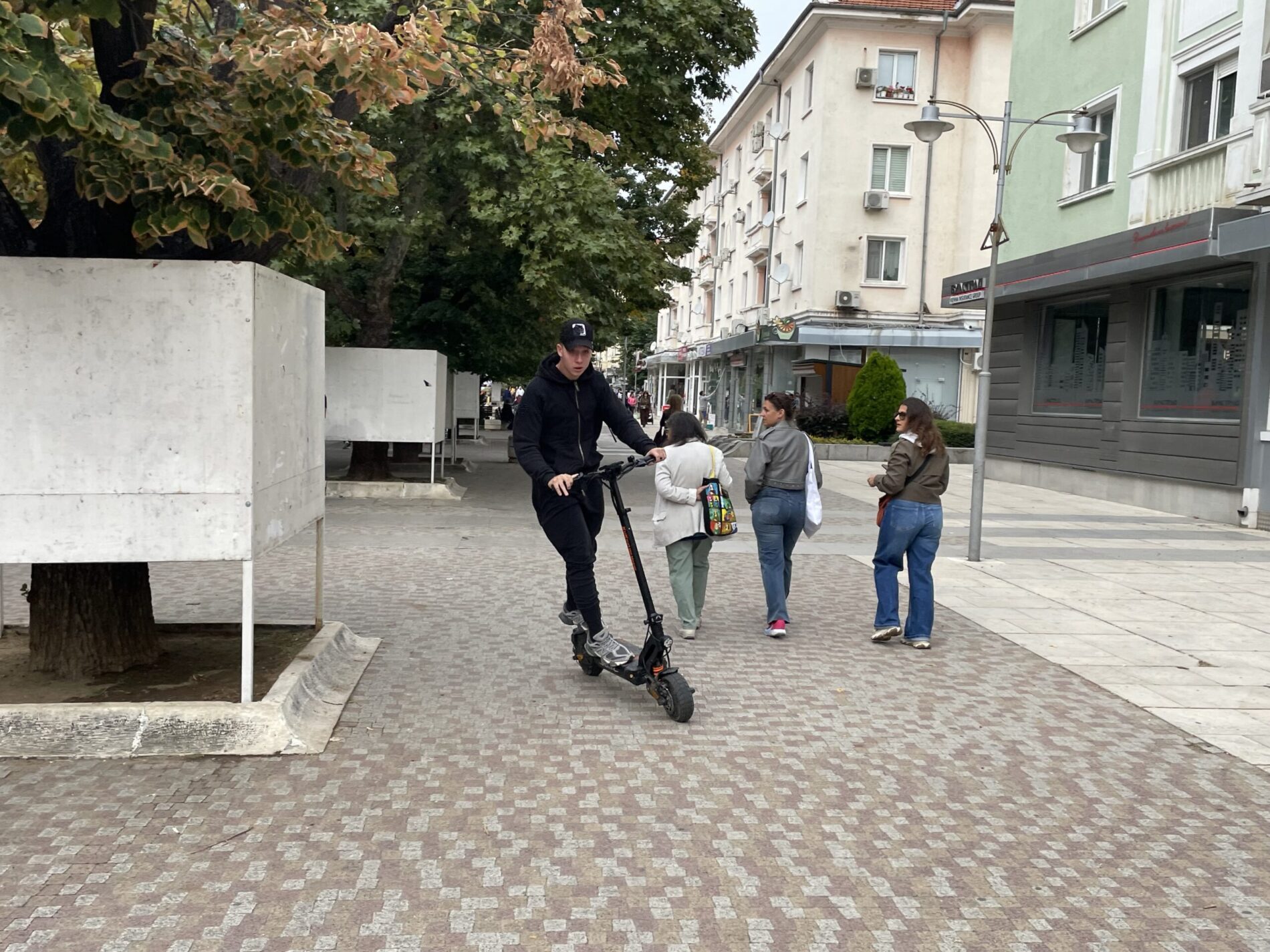 опасност на две колела: пешеходната зона в сливен се превърна в импровизирана писта