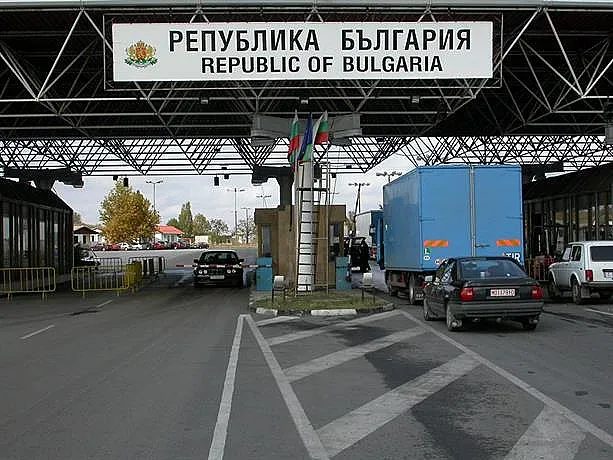 опашки от тирове блокират изхода към турция