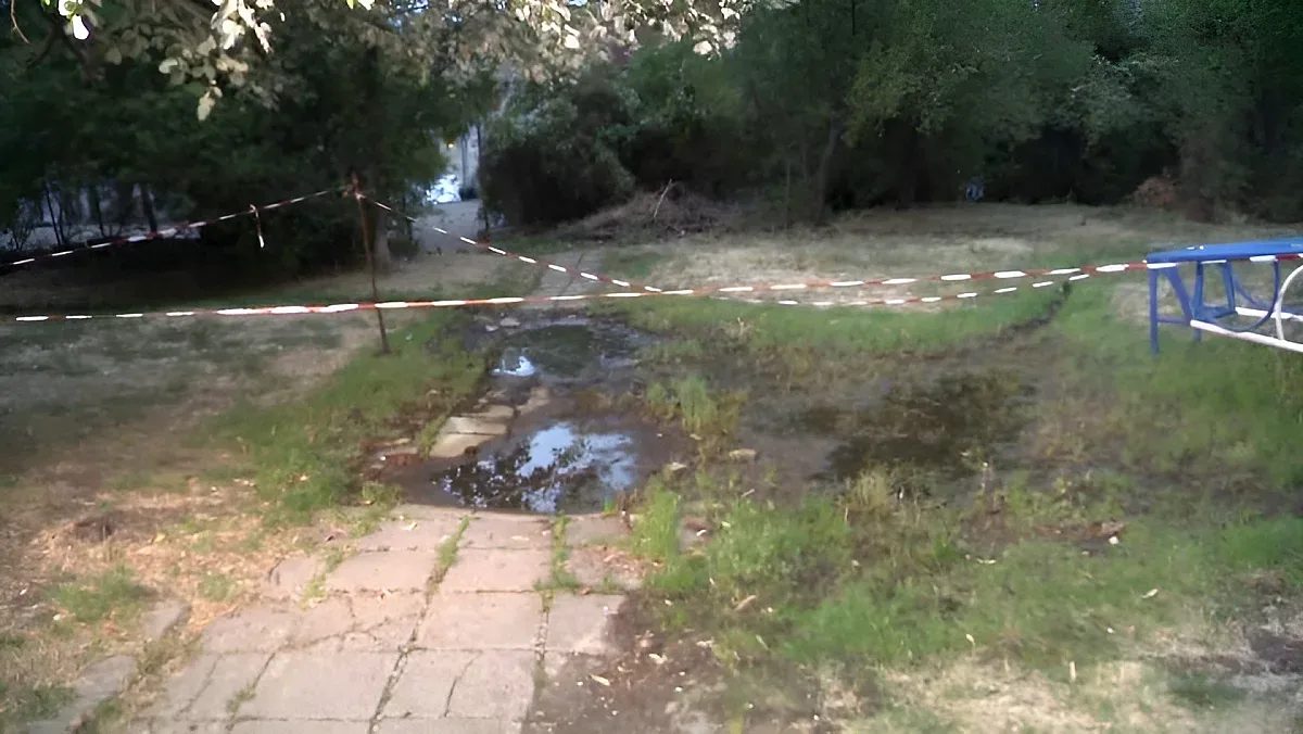 парадоксът в младост: топлата вода тече по земята, докато хората се спасяват с легени