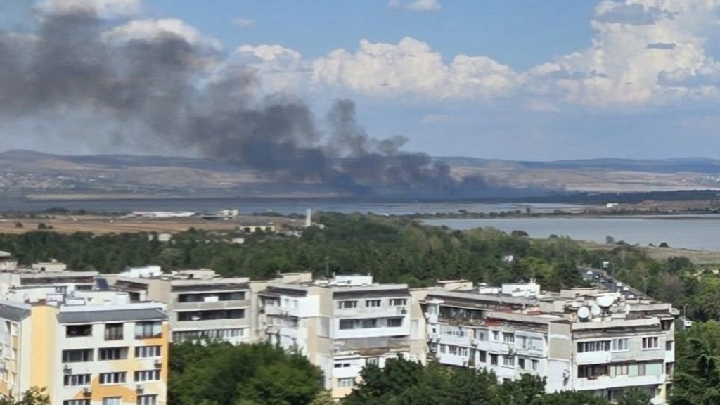 пламнаха тревите в бургас: огнеборците се борят с пожар край завод „керамика“