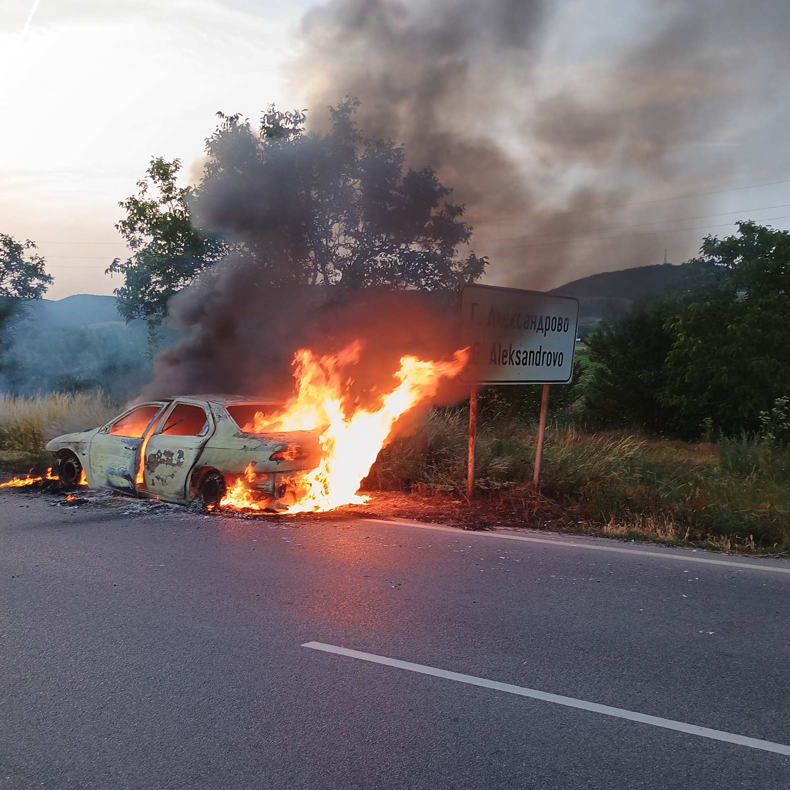 пламъци погълнаха автомобил при горно александрово – семейство спасено по чудо