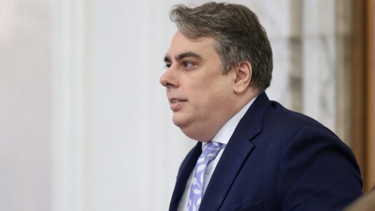 Помилване на рецидивист-наркодилър: Асен Василев хвърля бомба срещу Президентството