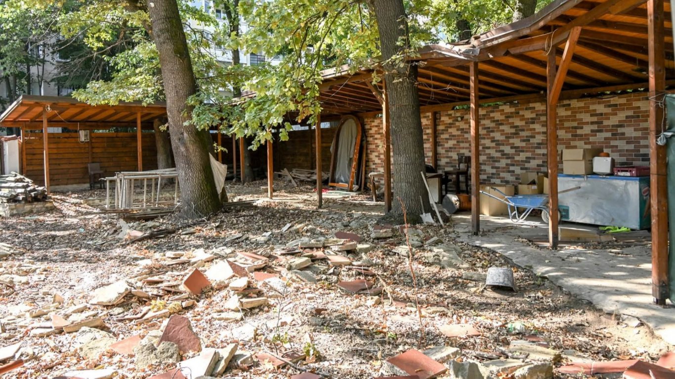 последно сбогом с „кошарите“: багери изтриват историята на софийския преход