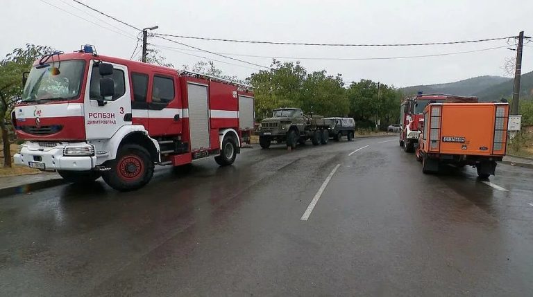 Природата се смили над Димовци: Дъжд спря огнения ад пред прага на къщите