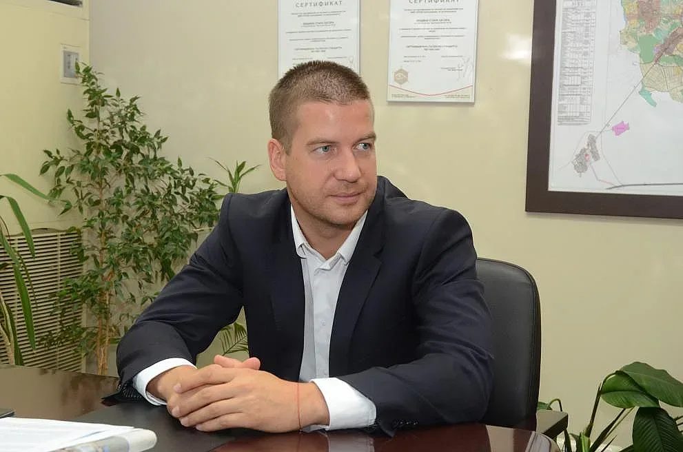 разцепление в герб? кметът на стара загора заложи на йотова