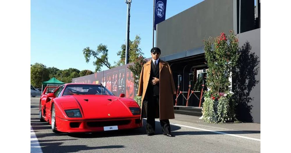 ретро магия в монца: луис хамилтън зашемя феновете с легендарно ferrari