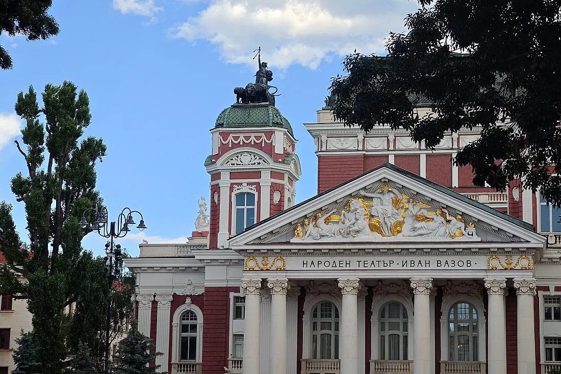 сблъсък на култури: защо пред народния театър отново прехвърчат искри?