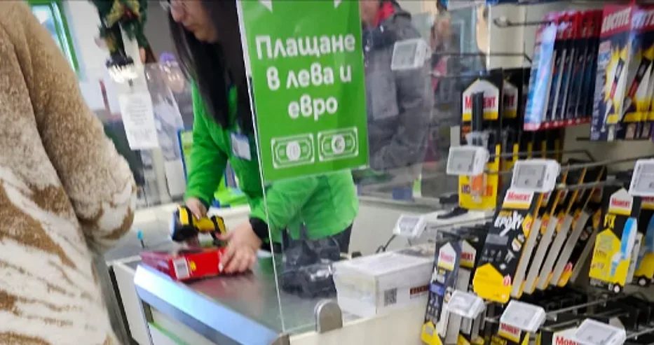 скандално отношение към възрастна жена в бургаски супермаркет предизвика вълна от възмущение