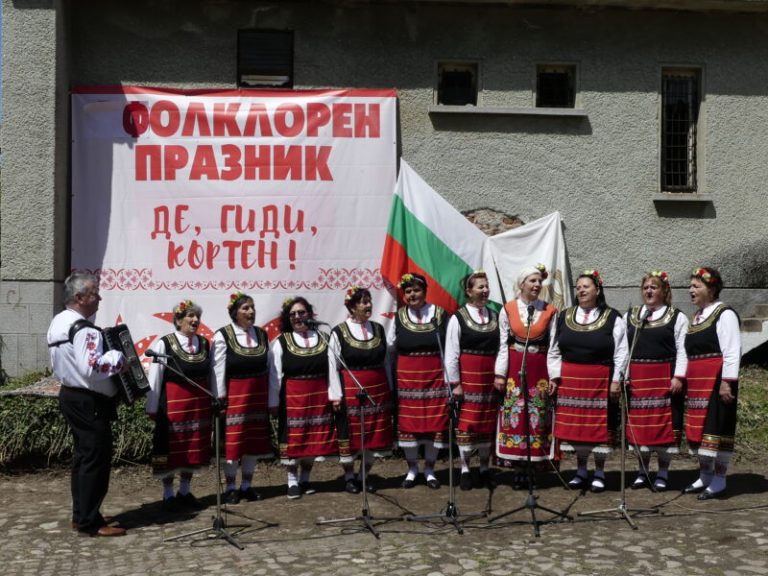 Танци и песни в Кортен: Първият фолклорен празник възроди традициите