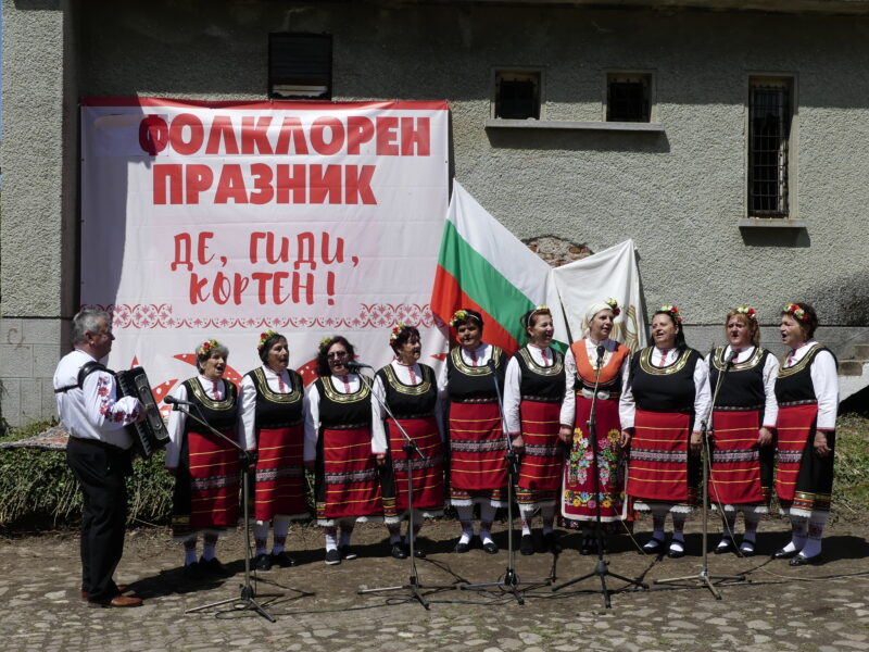 танци и песни в кортен: първият фолклорен празник възроди традициите