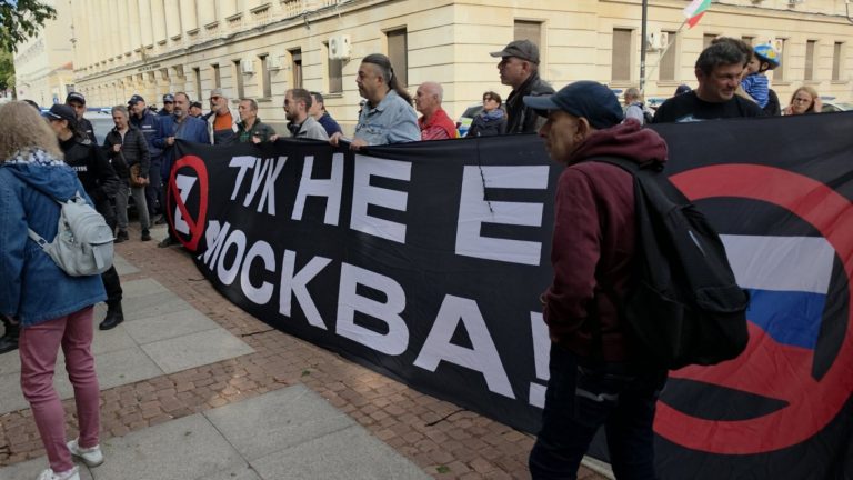 Тишина в името на изкуството: Народният театър отблъсна неделните хора