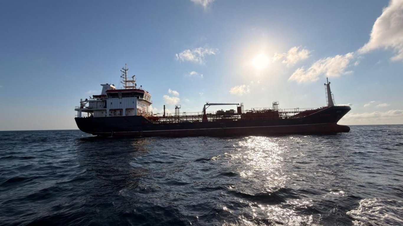 трагедия в мраморно море: корабът потъна за минути, 10 моряци изчезнаха