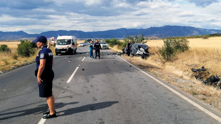 Трагедия край Сливен: Верижна катастрофа отне два живота, други двама са в болница