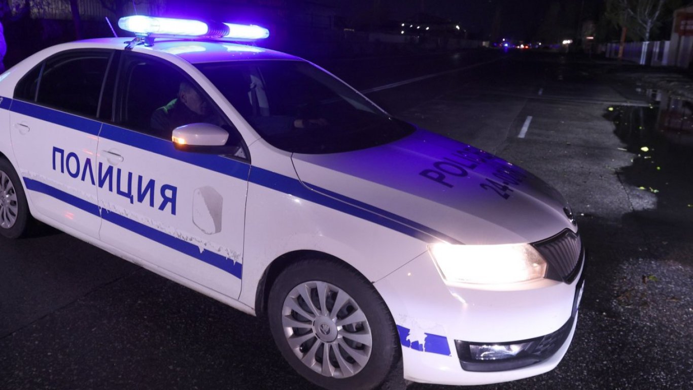 трагедия на разсъвета: младеж загина, семейство е в болница след сблъсък на „тракия“