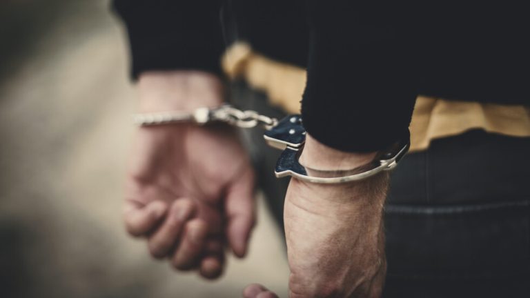 Удар срещу наркоразпространението в Сливен: Криминално проявен е задържан с пет пакетчета дрога