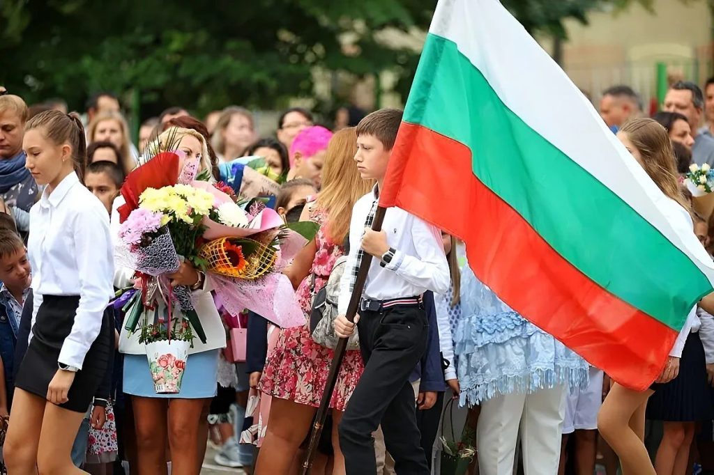 училищният звънец отново събра хиляди български ученици
