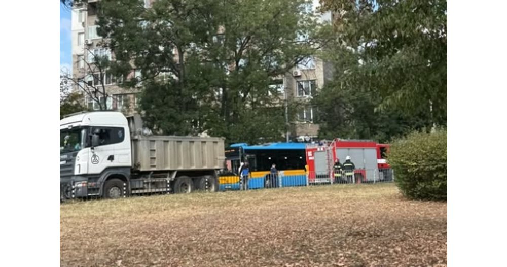 хаос на бул. „гешов“: кола в капан между тролеи, задръствания и втори сблъсък