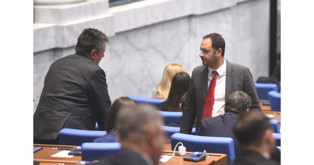 цифрова криза в народното събрание: депутатите на принудителна почивка заради „бъг“