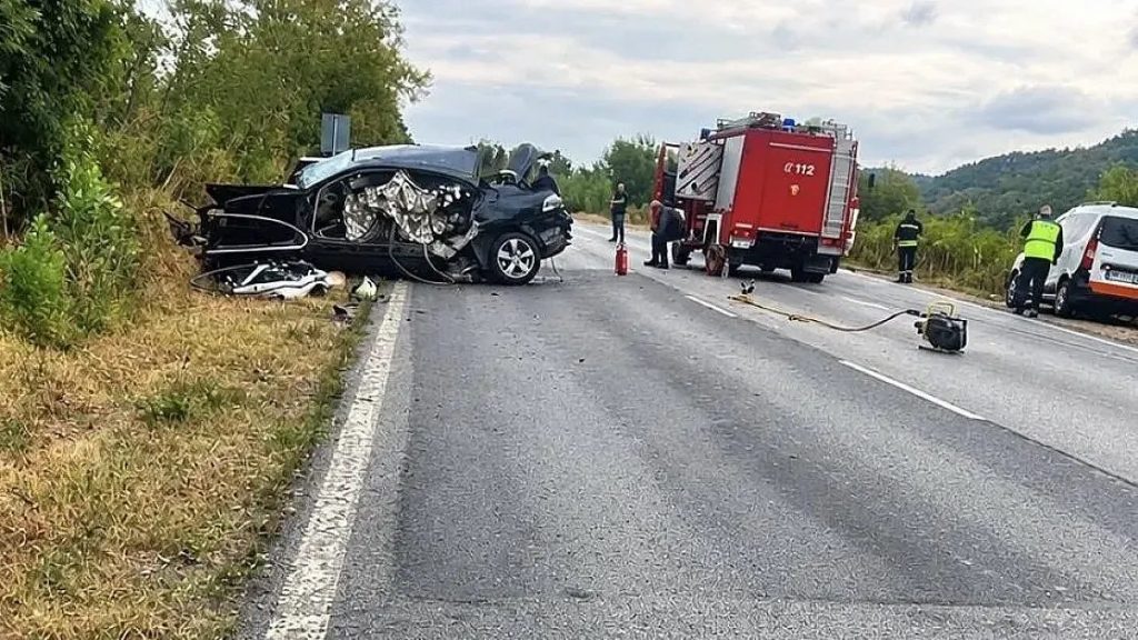 черна хроника край сопот: четирима млади мъже загубиха живота си при зверски челен сблъсък