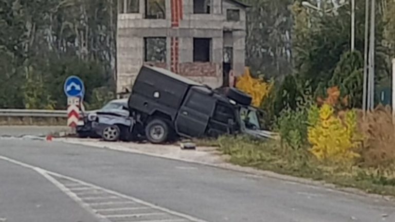Верижна катастрофа с военен джип блокира пътя край Калековец: Има пострадали