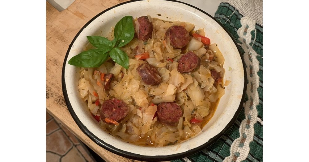 вкусно и по традиция: как да приготвим перфектното задушено зеле с петроханска наденица